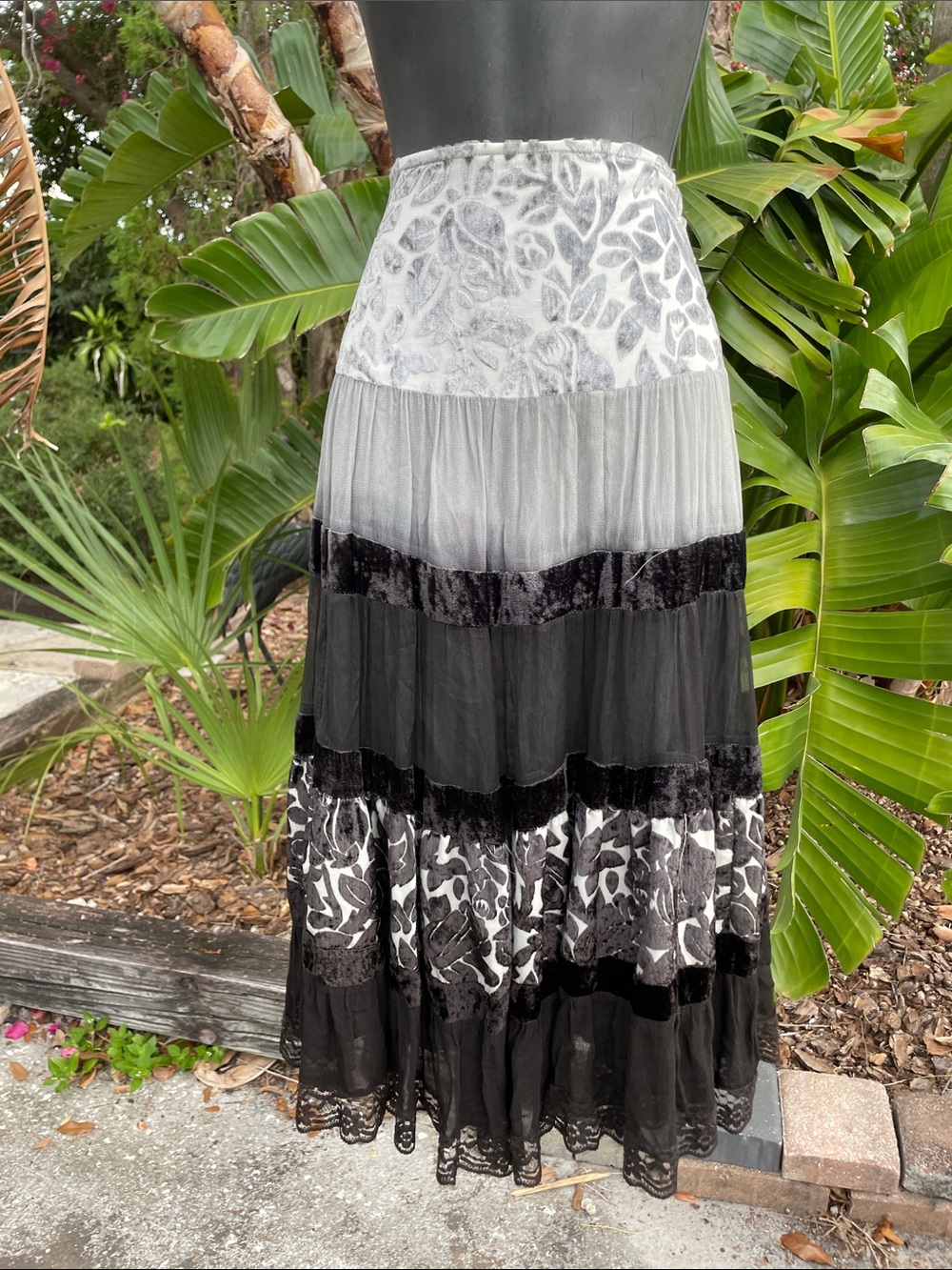 Drop waste burn out velvet velvet, sheer and lace, trimmed tear statement skirt